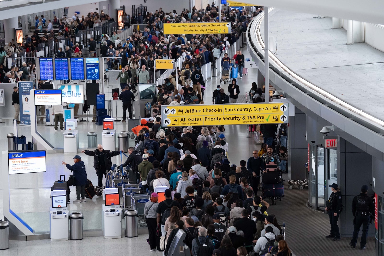 TSA 대기 시간 증가: 지금 바로 보안 검색대를 통과하는 TPG의 팁